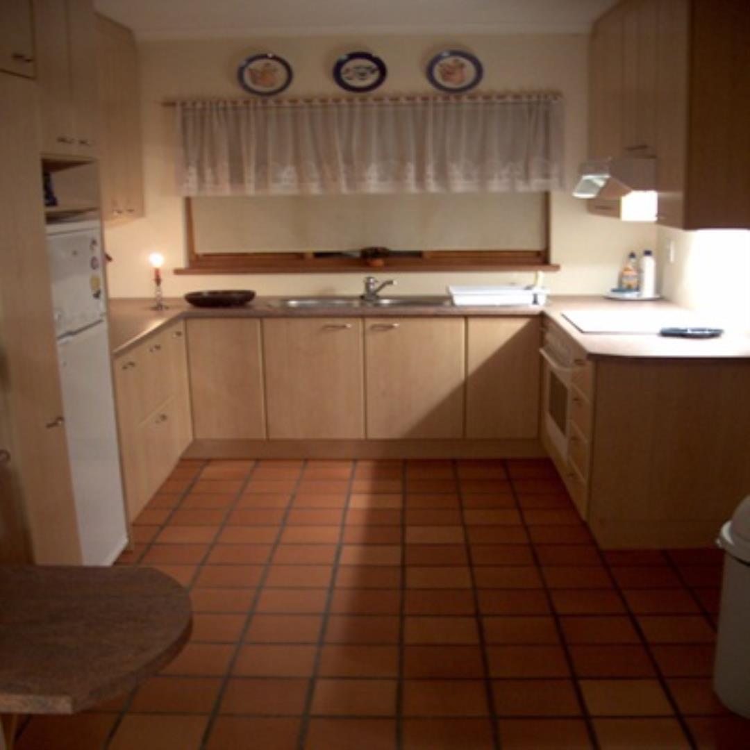 527578_Hp.cottage.big.kitchen02.jpg